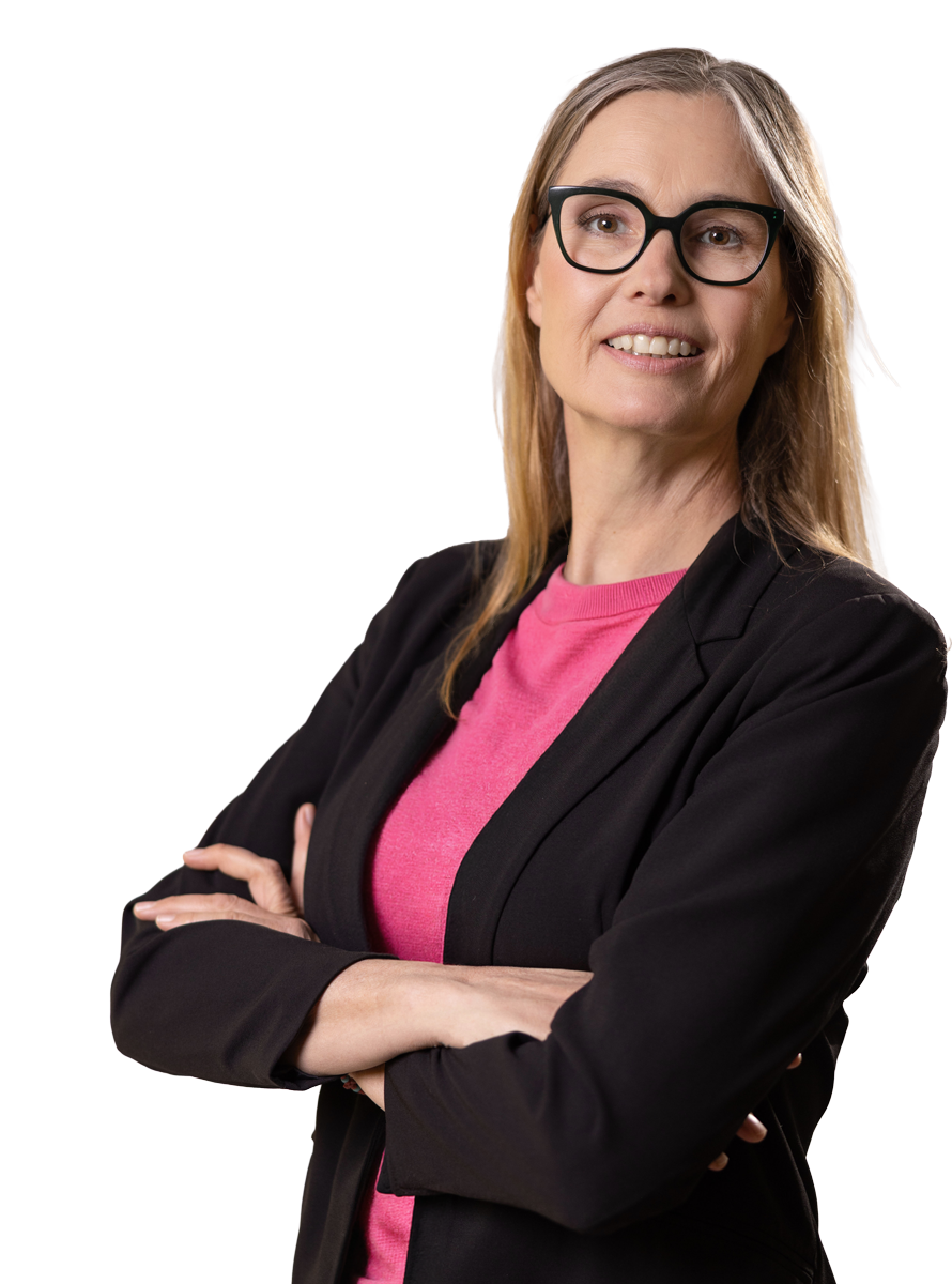 Die Agenturinhaberin Steffi wieczorek in einem schwarzen Blazer und einem Pinken Shirt schaut freunldich lächelnd in die Kamera